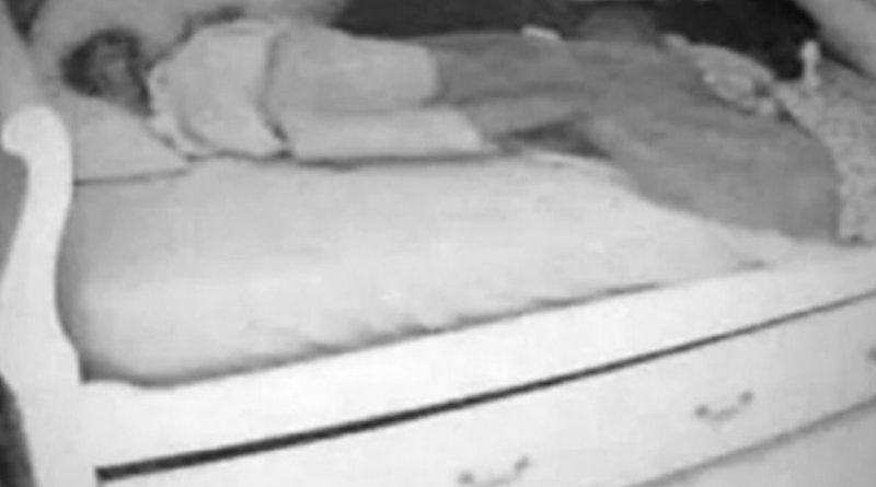 Sakrila kameru u sobu svoje kćerke jer je sumnjala da dovodi dečka noću, istina je biIa mnogo gOra: Kada je vidjela šta je izašIo ispod kreveta, smučiIo joj se (Video)